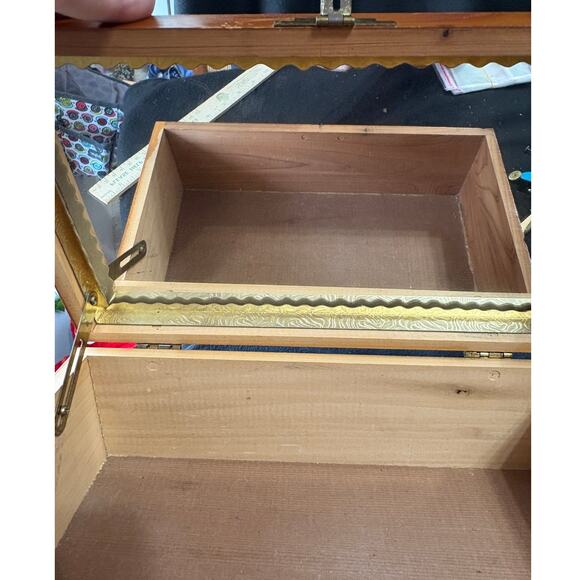 Vintage Wooden Box with English Cottage Picture - Picture 10 of 10